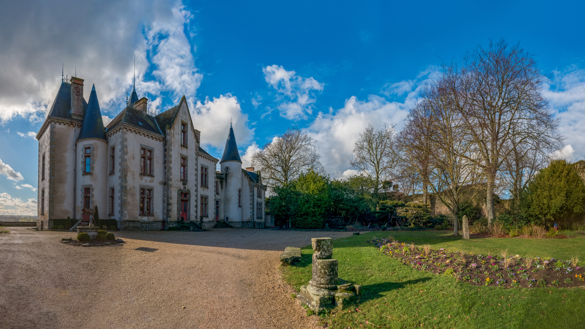 Château in the Beaujolais vineyards, private wine tour with chauffeur from Lyon